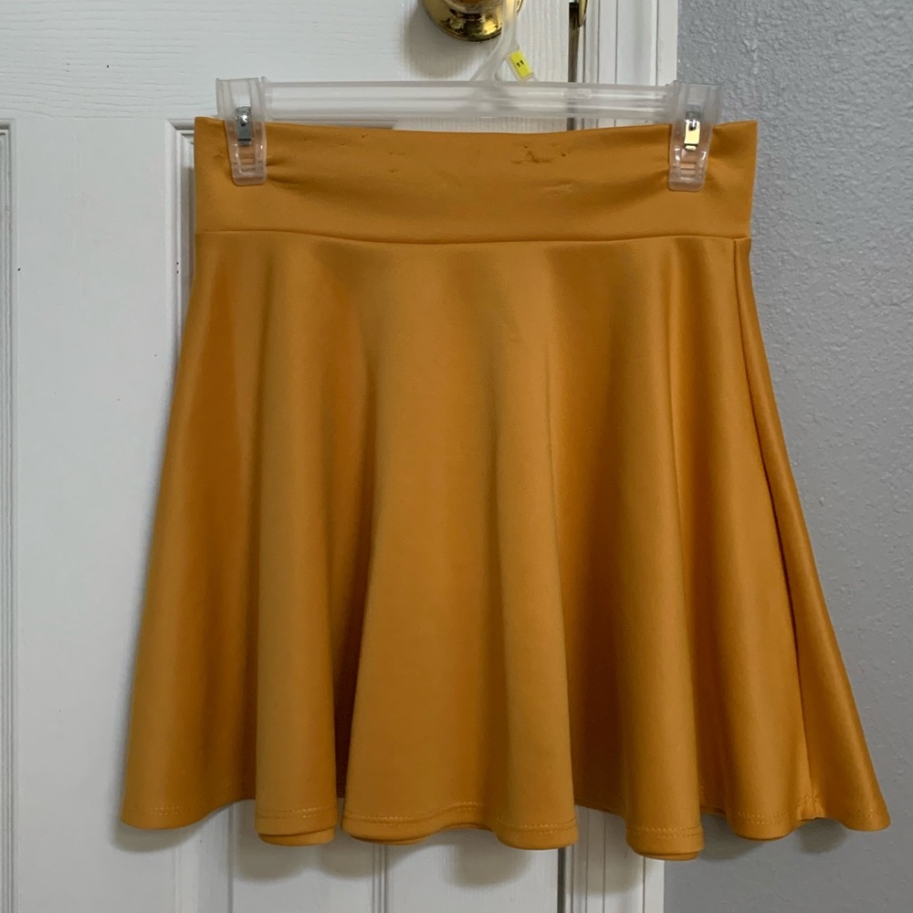 A pretty skirt that can be worn for many purposes